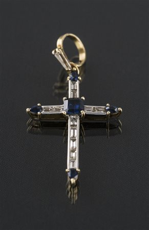 [Nessun Autore] Croce in oro bianco con baguette e zaffiri. . -. .
