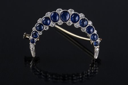 [Nessun Autore] Spilla in oro bianco con zaffiri cabochon e diamanti gr 5.50....