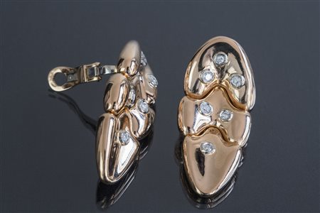 [Nessun Autore] Un paio di orecchini in oro rosa gr 25.60 con diamanti per...