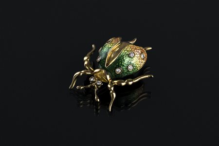 [Nessun Autore] Spilla scarabeo in oro gr 9.10 e diamanti per cts 0.20 circa....