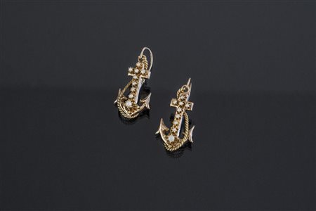 [Nessun Autore] Orecchini oro giallo ad ancora croce con perline. -. .