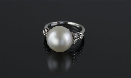 [Nessun Autore] Anello oro bianco gr 5.57 con perla e diamante cts 0.23. -. .