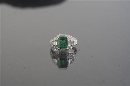 BULGARI Anello in oro bianco gr con diamanti cts 2 aprox e uno smeraldo...