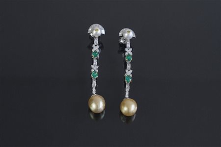 [Nessun Autore] Paio di orecchini in oro bianco brillanti smeraldi, perle...
