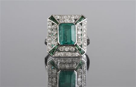 [Nessun Autore] Anello in oro bianco gr 6.30 con smeraldo cts 2.65 brillanti...