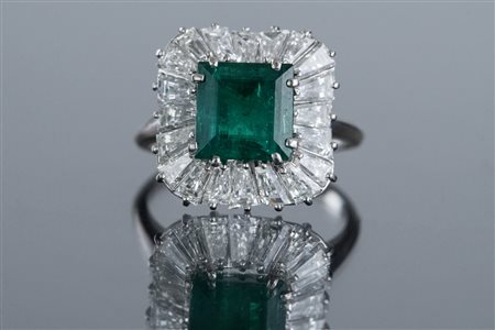 [Nessun Autore] Anello in oro bianco gr 7.5 smeraldo cts 2.71 diamanti 2 cts...