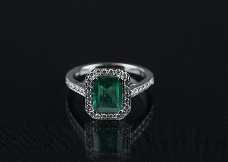 [Nessun Autore] Anello in oro bianco gr 3.80 diamanti cts 0.68 1 smeraldo cts...