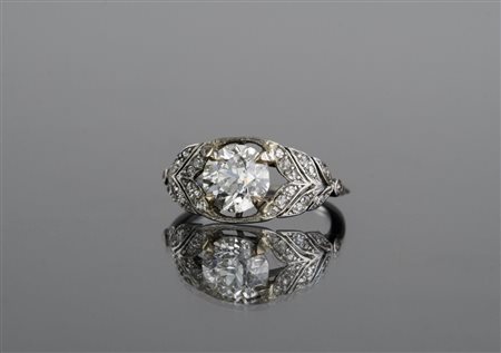 [Nessun Autore] Anello in platino gr 3.41 con diamante centrale di cts 1.66....