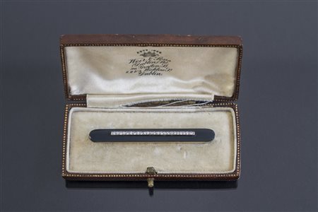 [Nessun Autore] Spilla a barretta primi '900 in oro, onice e brillanti. . -. .