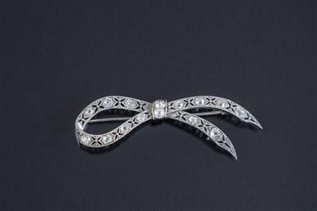 [Nessun Autore] Spilla in platino con diamanti taglio antico. . -. .