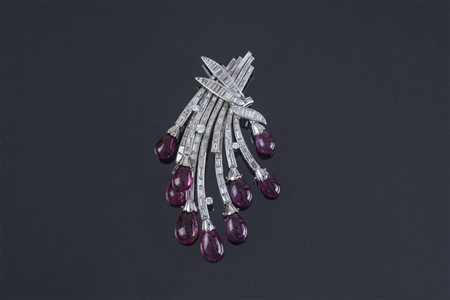 [Nessun Autore] Spilla in oro bianco baguettes di diamanti e gocce cabouchon...