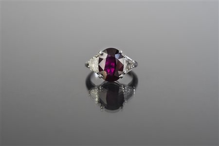 [Nessun Autore] Anello in oro bianco con rubino naturale non scladato cts...