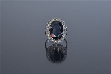 [Nessun Autore] Anello in platino con uno zaffiro centrale di carati 8 1/2 /9...