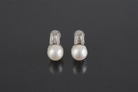 [Nessun Autore] Un paio di orecchini in oro bianco con perle coltivate e...