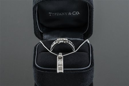 TIFFANY Anello e ciondolo in oro gr 14.70 e diamanti per cts 0.42. -. .