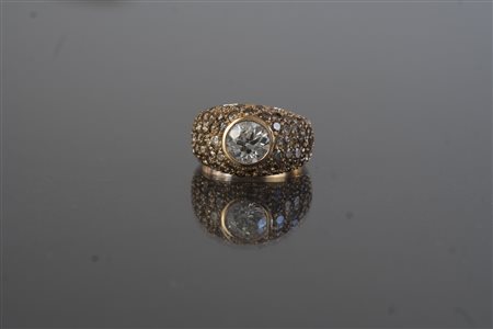 [Nessun Autore] Anello in oro rosa con diamante centrale di cts 1.41...