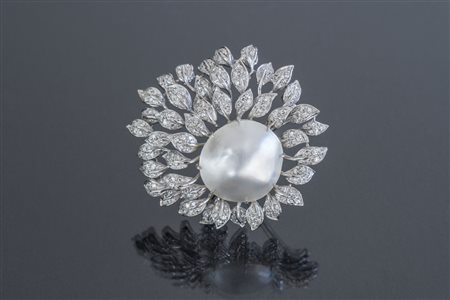 [Nessun Autore] Spilla in oro bianco, gr 16, con al centro perla Mabé, con...