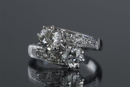 [Nessun Autore] Anello con due diamanti di taglio vecchio per cts 0.95 e 0.65...