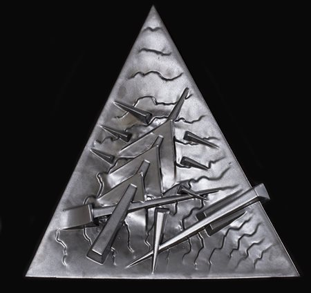 ARNALDO POMODORO (1926) Piattro triangolare, 2006 Gres metallizzato cm...