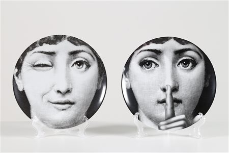 FORNASETTI PIERO (1913 - 1988) Coppia di piatti in ceramica serie Tema e...