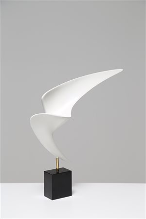 PETTENELLO NEREO Scultura in resina su piedistallo in legno, Il Volo, anni...