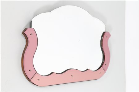 FONTANA ARTE Attrib. Specchio da parete in vetro rosa e ottone, anni 50. -....