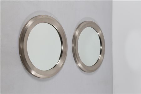 MAZZA SERGIO (n. 1931) Coppia di specchi in alluminio spazzolato e vetro...