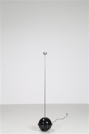 SALOCCHI CLAUDIO (1934 - 2009) Lampada da terra in ottone cromato e plastica,...