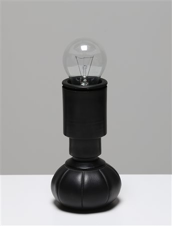 SARFATTI GINO (1912 - 1985) Lampada da tavolo in metallo laccato e base in...