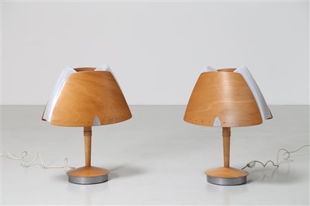 - Coppia di lampade da tavolo in legno curvo metallo e plexiglass, disegnata...