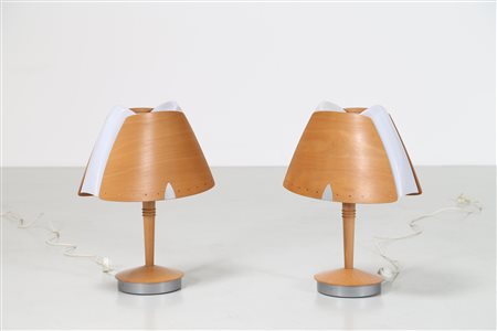 - Coppia di lampade da tavolo in legno curvo metallo e plexiglass, disegnata...