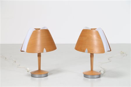 - Coppia di lampade da tavolo in legno curvo metallo e plexiglass, disegnata...