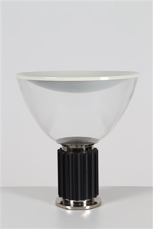 ACHILLE & PIERGIACOMO CASTIGLIONI (1918 - 2002) Lampada da tavolo in metallo...
