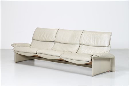 OFFREDI GIOVANNI (n. 1927) Divano in legno e pelle, per Saporiti anni 70. -....