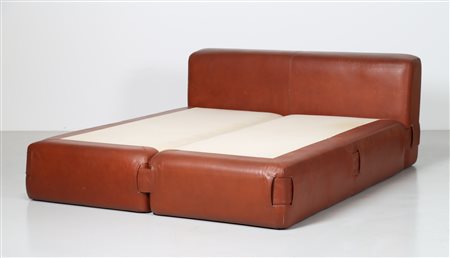 BELLINI MARIO (n. 1935) Letto matrimoniale in pelle mod. Le Mura, per Cassina...