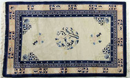 Tappeto cinese, cm. 201x201.