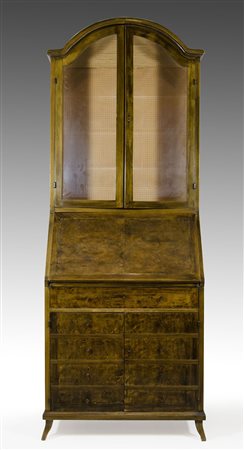 Trumeau in legno con calatoia, due ante finti cassetti e 2 ante nella parte...