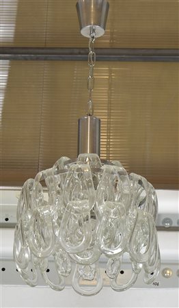 Lampadario con pendenti in vetro e montatura in metallo cromato.