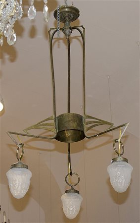 Lampadario in ottone a 3 luci con bocce in vetro. Epoca Liberty.