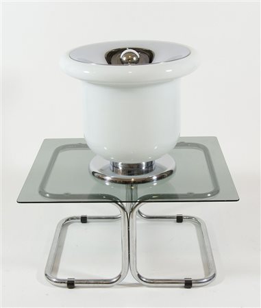 Lotto composto da lampada da tavolo in vetro opalino e tavolino basso con...