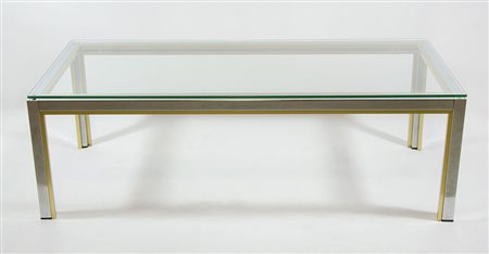 Tavolo basso cromato e ottonato con piano in cristallo. Anni '70. cm. 42x130x60.