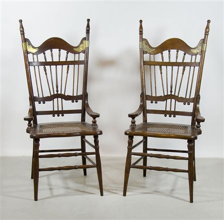 Coppia di poltrone con alto schienale, sedute impagliate. XX secolo.