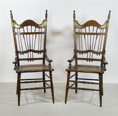 Coppia di poltrone con alto schienale, sedute impagliate. XX secolo.