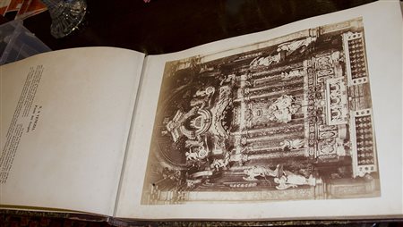 Libro contenente vari fotografie raffiguranti Venezia e i suoi palazzi.