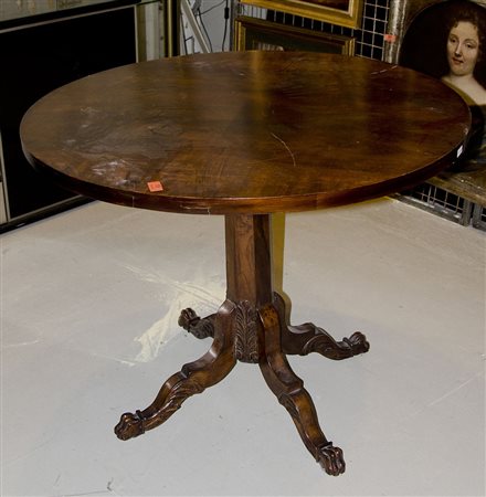 Tavolo rotondo su gamba ripartita a 4 piedi con intagli.