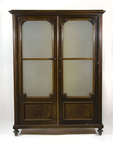 Vetrina in legno con 2 ante a vetri. cm. 170x130x40.