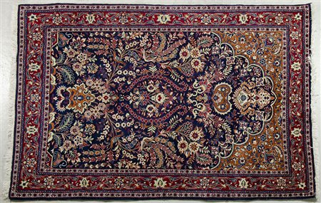 Tappeto cm. 106x156.