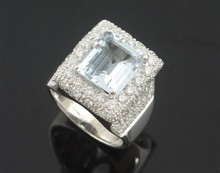 Anello in oro bianco centrato da acquamarina taglio smeraldo per ct 7 con...