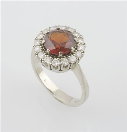 Anello in oro bianco a margherita con granato essonite naturale rotondo e...