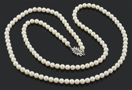 Lunga collana di perle coltivate (diam. mm. 6) con chiusura in oro bianco e...